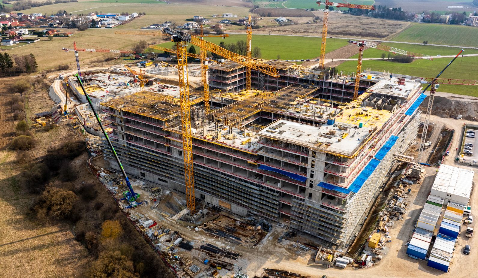 Polovica hlavného objektu novej nemocnice je pod strechou